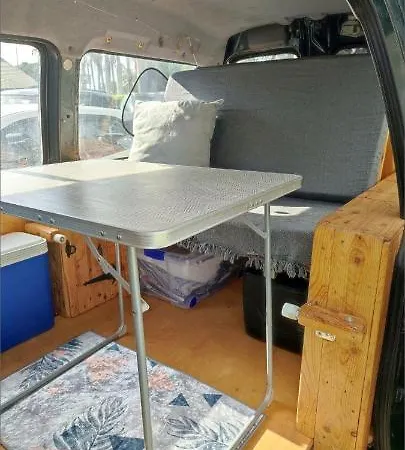 אתר קמפינג Simple Old Campervan To Rent For Over 25 Years *